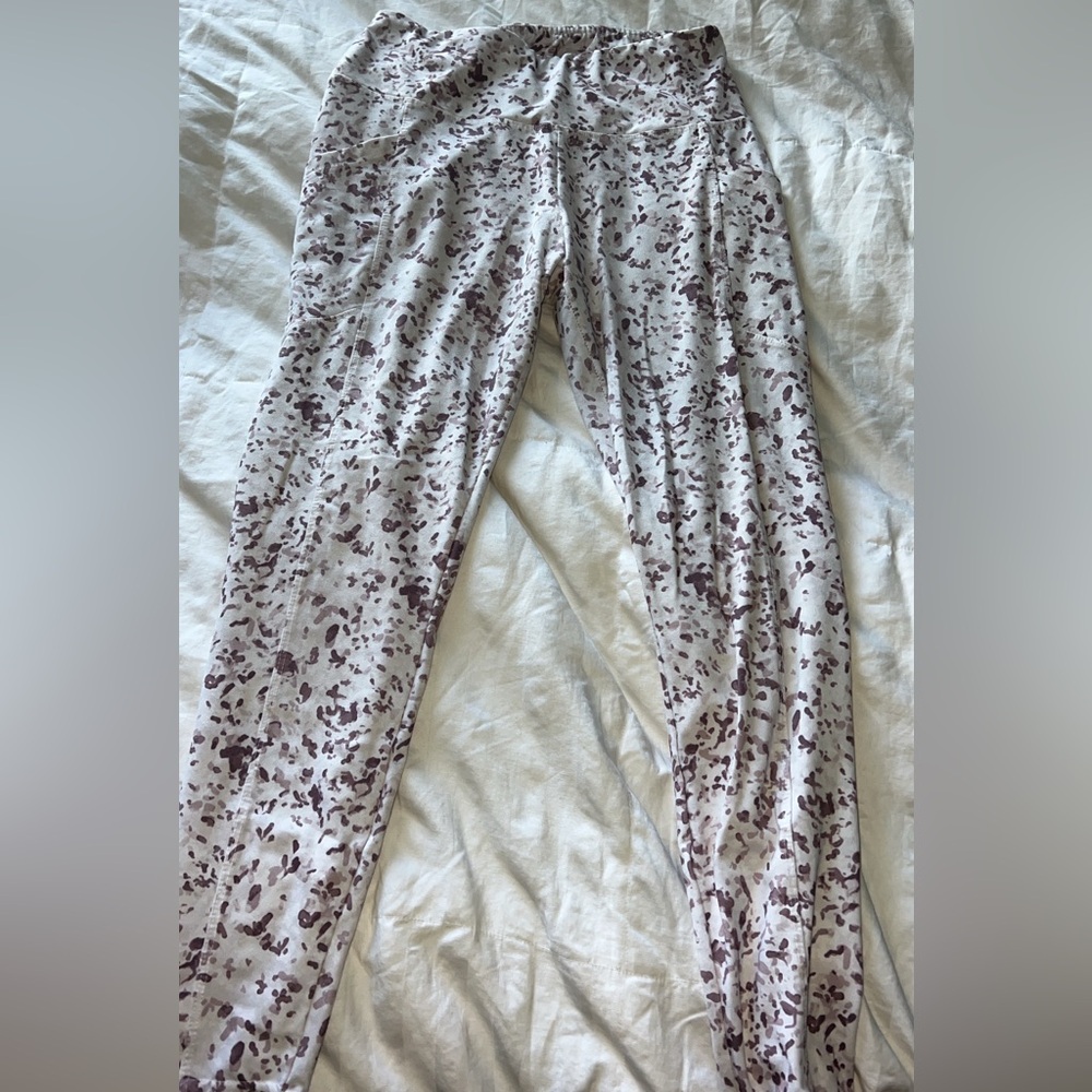 Patterned Workout Leggings in Purple and White